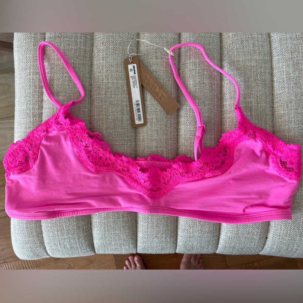 NWTSkims Fits Everyone Pink Lace Trim Bralette L